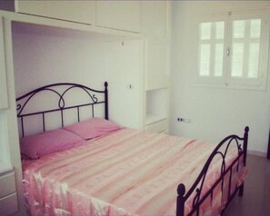 2 bedrooms, iron/ironing board, bed sheets