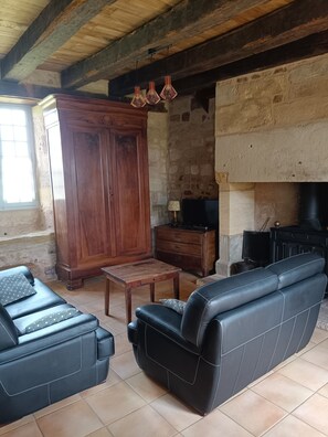 TV, peis, bøker og stereoanlegg