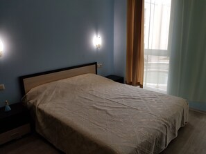 2 bedrooms, in-room safe, iron/ironing board, WiFi