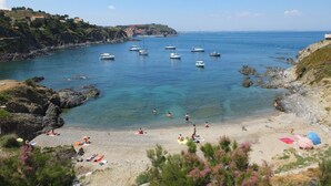 A coastal beach with clear waters, boats, and people enjoying the sun. - Collioure Seafront Apartment with Parking - Falco (Collioure)
