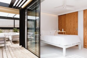 2 bedrooms, in-room safe, iron/ironing board, free WiFi