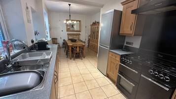 Jääkaappi, mikroaaltouuni, uuni, liesi