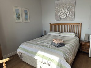 5 chambres, fer et planche à repasser, lit de bébé portatif