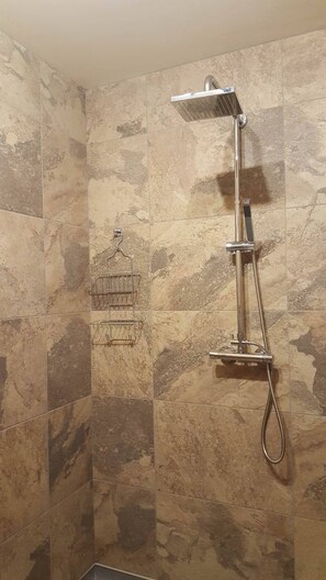 Een douche, een haardroger, handdoeken, zeep