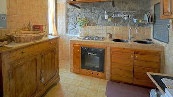 Kühlschrank, Ofen, Herdplatte, Wasserkocher mit Kaffee-/Teezubehör