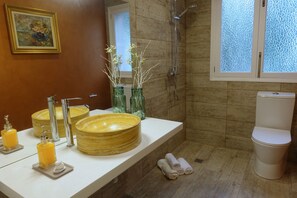 Shower, hair dryer, towels, soap - Wonderful Villa Near the Sea (llucmajor)
