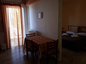 Dining - Katerina Apartments ,( 2 ) One-Bedroom Apartment with Balcony (Kalamata)