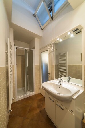 Shower, hair dryer, bidet, towels - Elegant, confortable flat in historical house, in the heart of Città Alta (Bergamo)