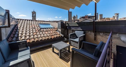 Elegant, confortable flat in historical house, in the heart of Città Alta