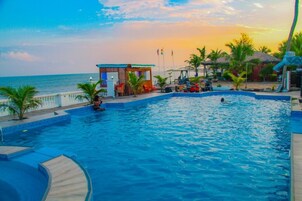 Piscina externa, guarda-sóis, espreguiçadeiras