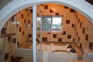 Executive Room, Terrace, Ocean View | Bathroom | Free toiletries, towels, soap, toilet paper - Coconut Pointe Villa & Beach Resort (Prampram)