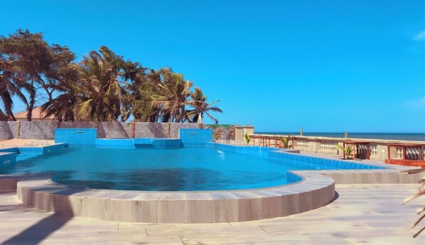 Außenpool, Sonnenschirme, Liegestühle