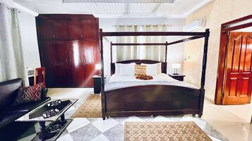 1 bedroom, premium bedding, minibar, desk