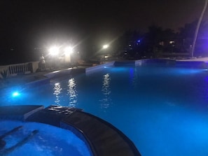 Piscine extérieure, parasols, chaises longues