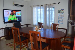 Se sirven desayunos, comidas, cenas y cocina local e internacional 