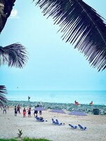 Praia particular, guarda-sóis, toalhas de praia