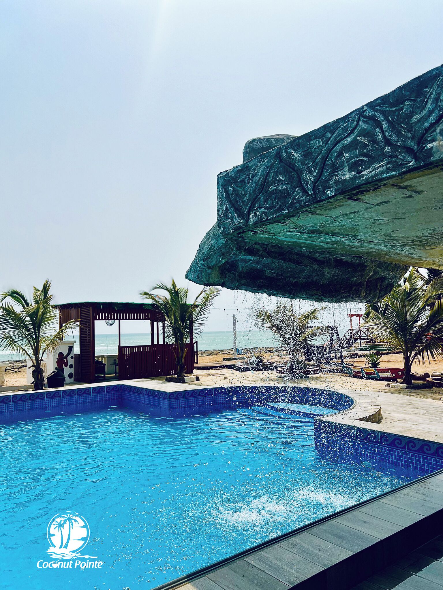 Utomhuspool, parasoller och solstolar