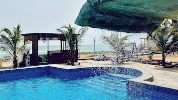 Kolam renang terbuka, payung kolam, kerusi lepak pantai