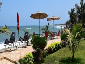 Privatstrand, Sonnenschirme, Strandtücher