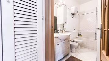 Doccia, asciugacapelli, bidet, asciugamani