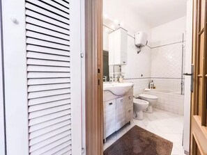 Bruser, hårtørrer, bidet, håndklæder