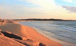 En la playa y camastros 
