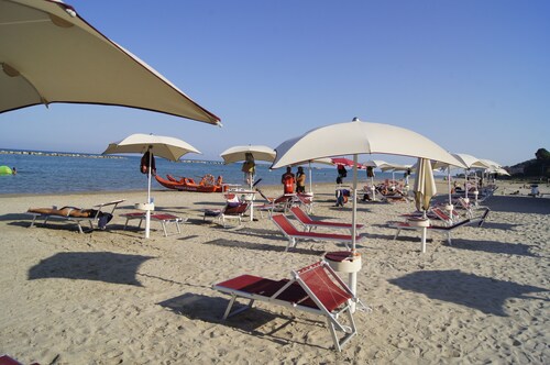 Villa pool garden sea-mountain view, family friendly, Wi-fi Air-co E.V. charge