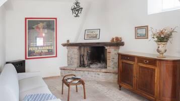 Smart-TV, Kamin, DVD-Player, Bücher