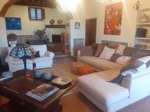 Smart TV, chimenea, tenis de mesa y libros 