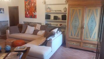 Smart-TV, Kamin, Tischtennisplatte, Bücher