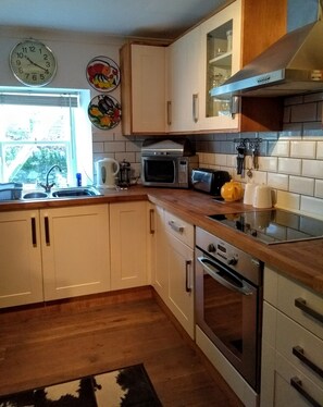 ثلاجة، ميكروويف، فرن، موقد طهي مسطح