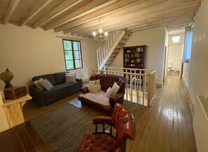 Televisión, chimenea, reproductor de DVD y tenis de mesa 