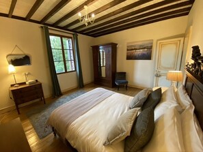 5 habitaciones, tabla de planchar con plancha y cuna de viaje 