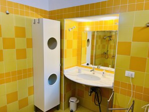 Dusche, Haartrockner, Bidet, Handtücher