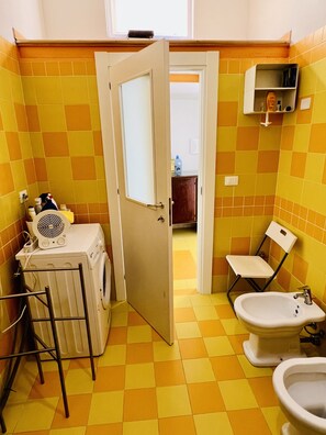 Dusj, hårføner, bidé og håndklær