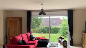 Una televisión, una chimenea, un reproductor de DVD, libros