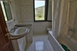 Ensemble douche/baignoire, sèche-cheveux, bidet, serviettes fournies