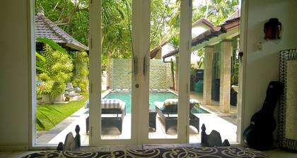 Villa in der NĂ€he von Strand, 2 Bett, Pool, Personal, Katzen ...