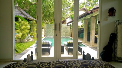 Villa near the beach, 2 bed, pool, staff, cat.