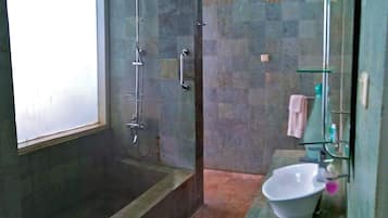 Secador de pelo, toallas
