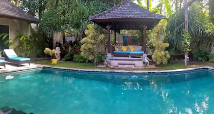 Villa near the beach, 2 bed, pool, staff, cat.