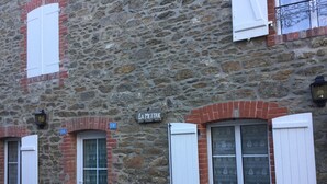 A stone building with a sign reading "LA METRIE". - DINARD VACATION RENTAL HOUSE (Dinard)