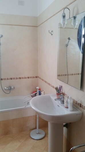 Duschwanne, Haartrockner, Bidet, Handtücher