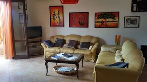 Smart-TV, Bücher, Stereoanlage, Arbeitsbereiche