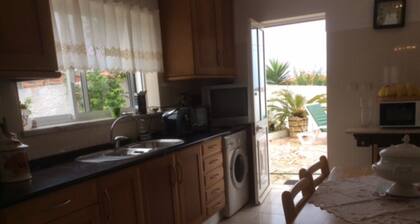 Moradia das Rosas, 2.5 kms from Areia Branca beach.