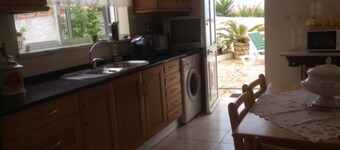Moradia das Rosas, 2.5 kms from Areia Branca beach.