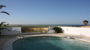 A swimming pool with a view of the ocean and a clear sky. - Luxury Penthouse in Conil de la Frontera - Breathtaking Sea views. (Conil de la Frontera)