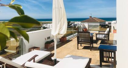 M1-ylellinen kattohuoneisto Conil de la Fronterassa. Upeat merinäkymät.