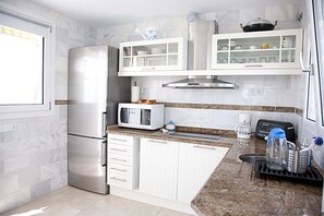 Køleskab, mikrobølgeovn, ovn, kogeplade