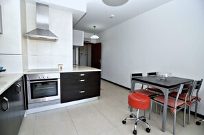 Réfrigérateur, four à micro-ondes, un four, surface de cuisson